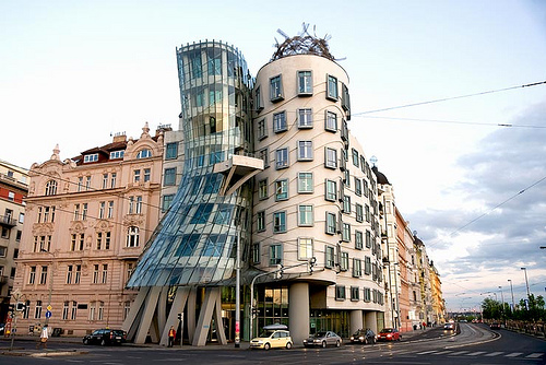 Tòa nhà khiêu vũ “Fred và Ginger” - biểu tượng đặc trưng của thành phố Prague, Cộng hòa Séc