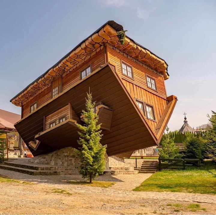 Ngôi nhà có thiết kế lật ngược tại Syzmbark, Ba Lan