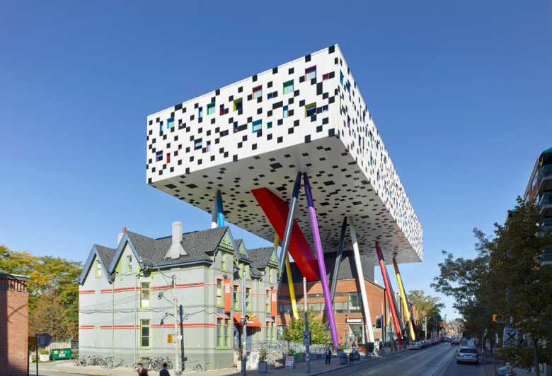 Sharp Centre, công trình nhiều màu sắc tại Canada